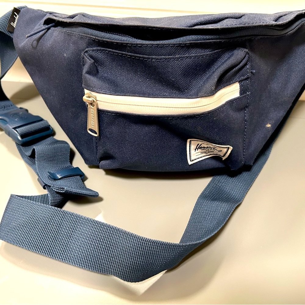 Herschel Fanny Pack / Belt Bag Gently used. Excellent Condition ! Steal